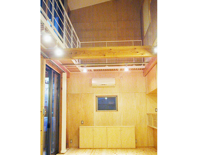 木材をふんだんに使用した優しい印象の室内