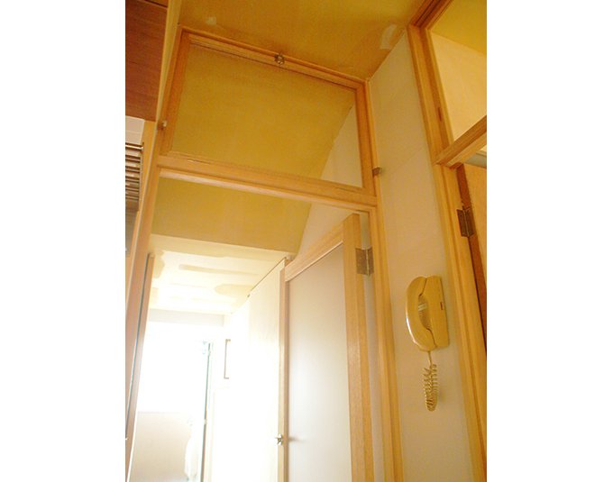 内倒しの窓が廊下の通風と採光を確保してくれるランマ