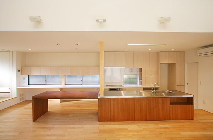 木目が美しい洗練されたダイニングキッチン