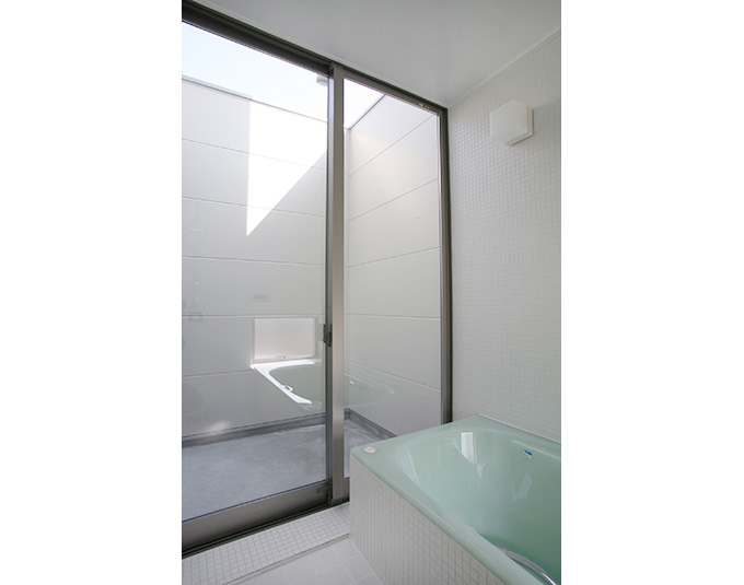 浴室から続くベランダ