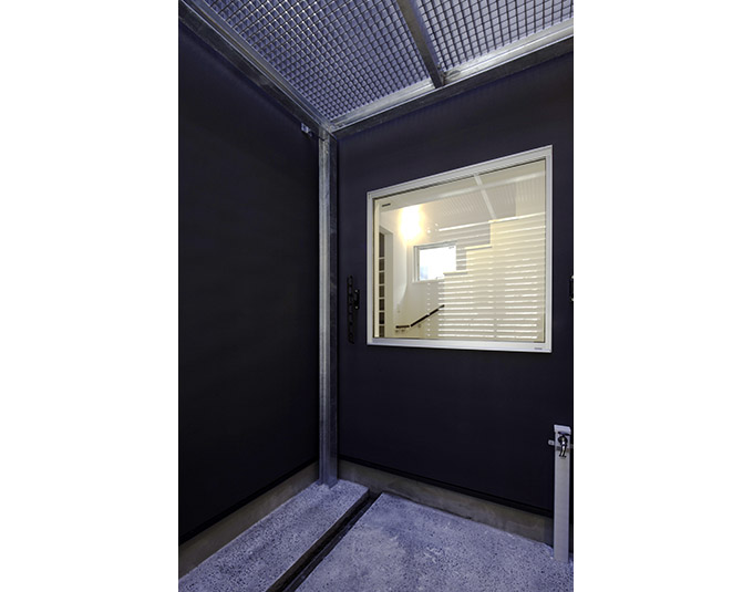 中庭から玄関ホールを望む