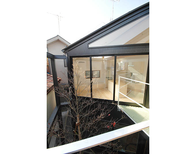 中庭に面する窓で明るい室内