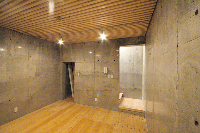 地下のコンクリート打放しの部屋、音楽スタジオ