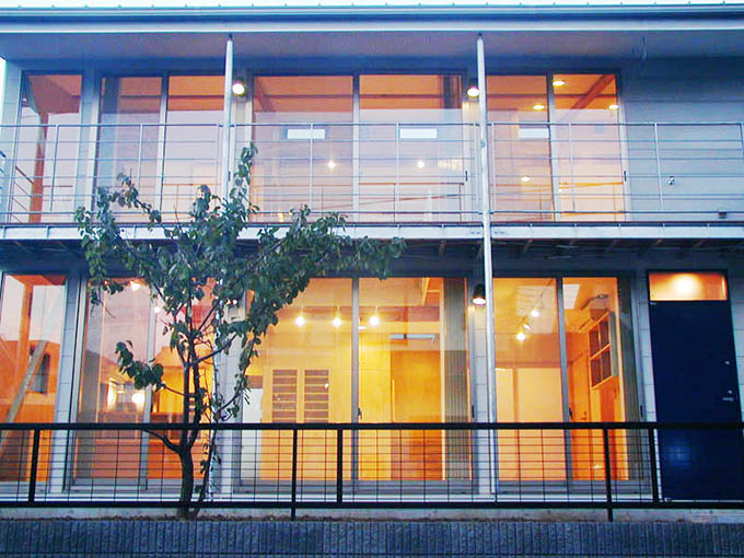 木材に反射した暖かい光が漏れ出す夕景