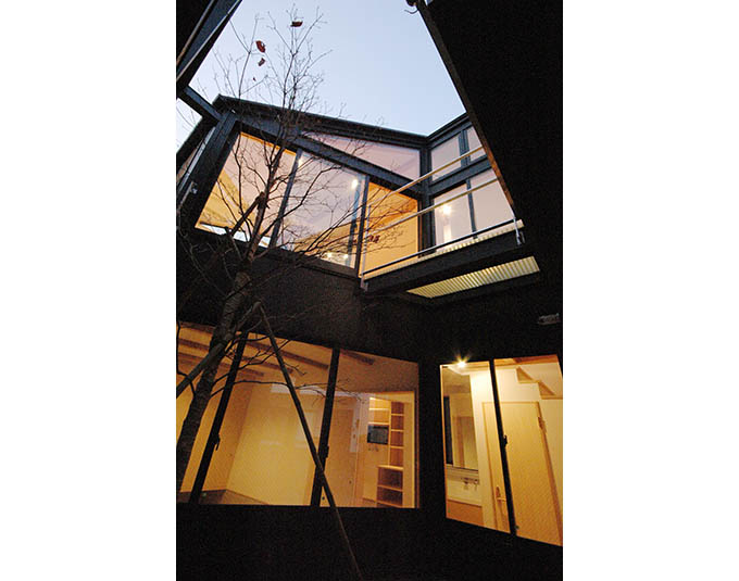 中庭を通して室内を見渡せる