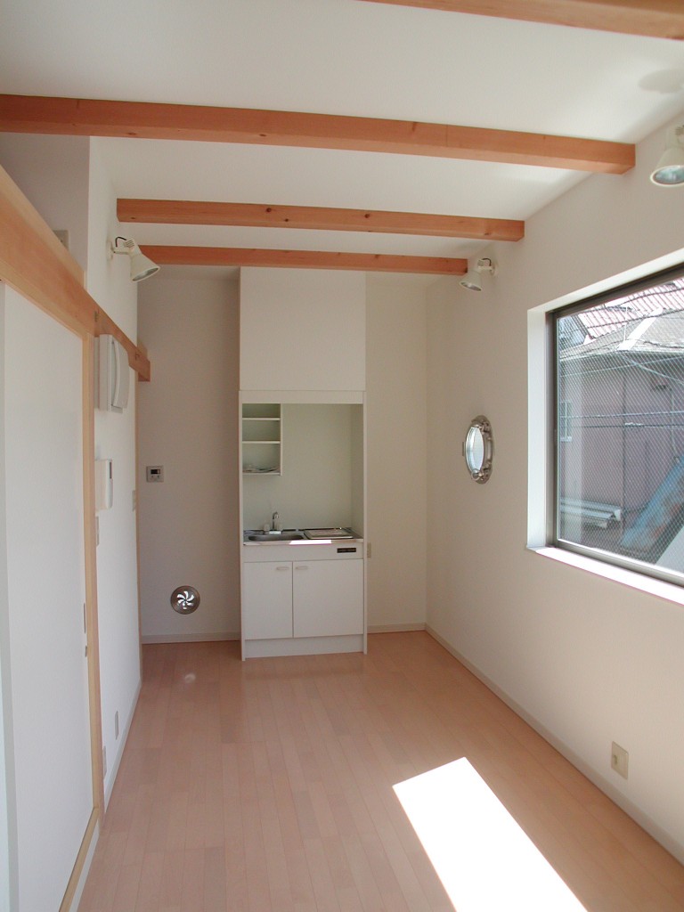 大きな窓がある角部屋のロフトワンルーム