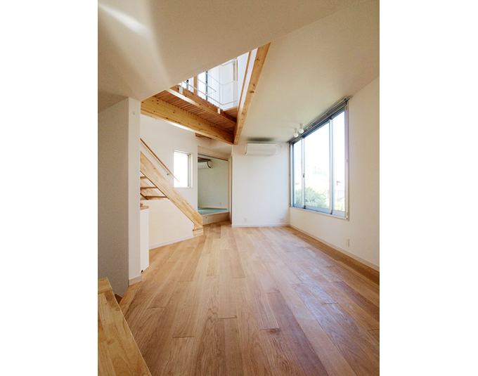 色んな角度から光が降り注ぐリビング