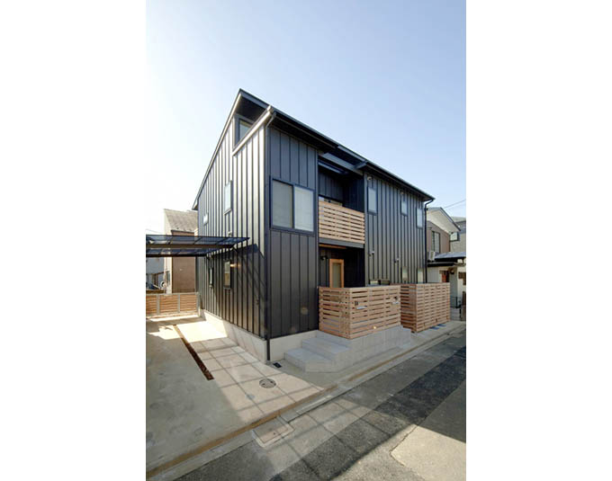 前面道路からみる外観と駐車スペース