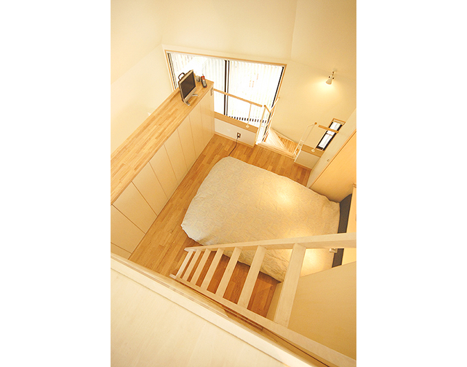 落ち着けるダウンライトが照らす最上階の寝室