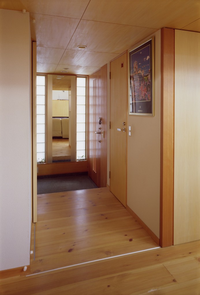 外からの自然光が優しく明るい玄関スペース