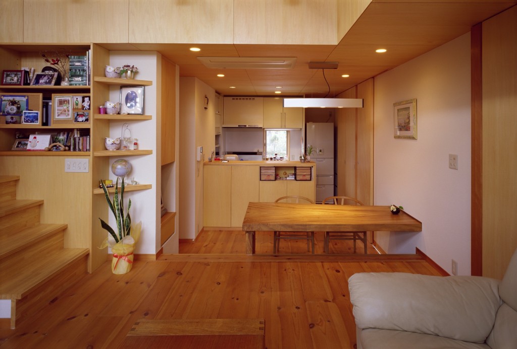 ダイニングキッチンからリビングプレイコーナーそして子ども部屋へとスキップフロアでぐるぐると登って行くプラン