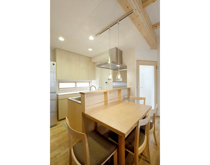 家族の顔が見えるカウンターキッチン