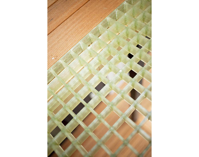 風通しのよい網目状のバルコニー床