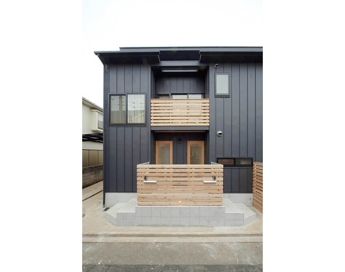 木のルーバーが印象的なエントランス