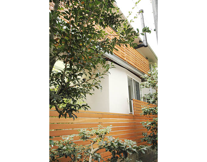 木のルーバーに囲まれた家