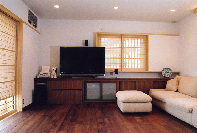 濃い床のチーク材、白壁の珪藻土でまとめたリビング