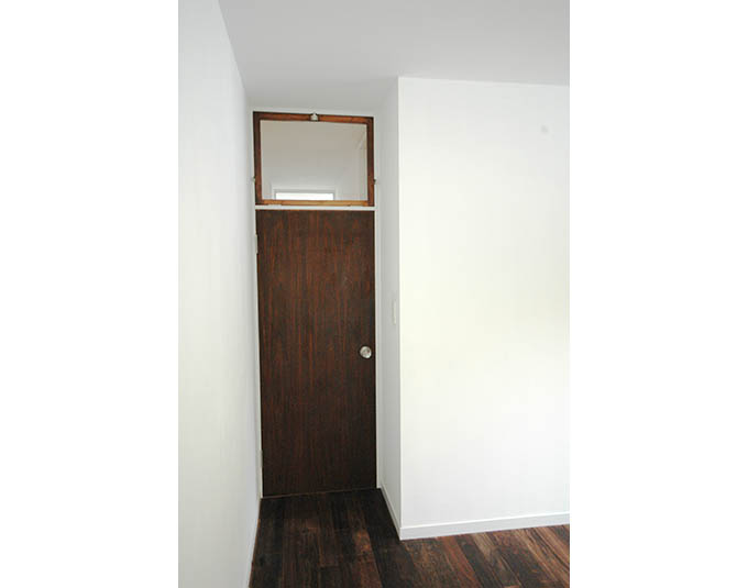 ドアの上に設置した通風窓