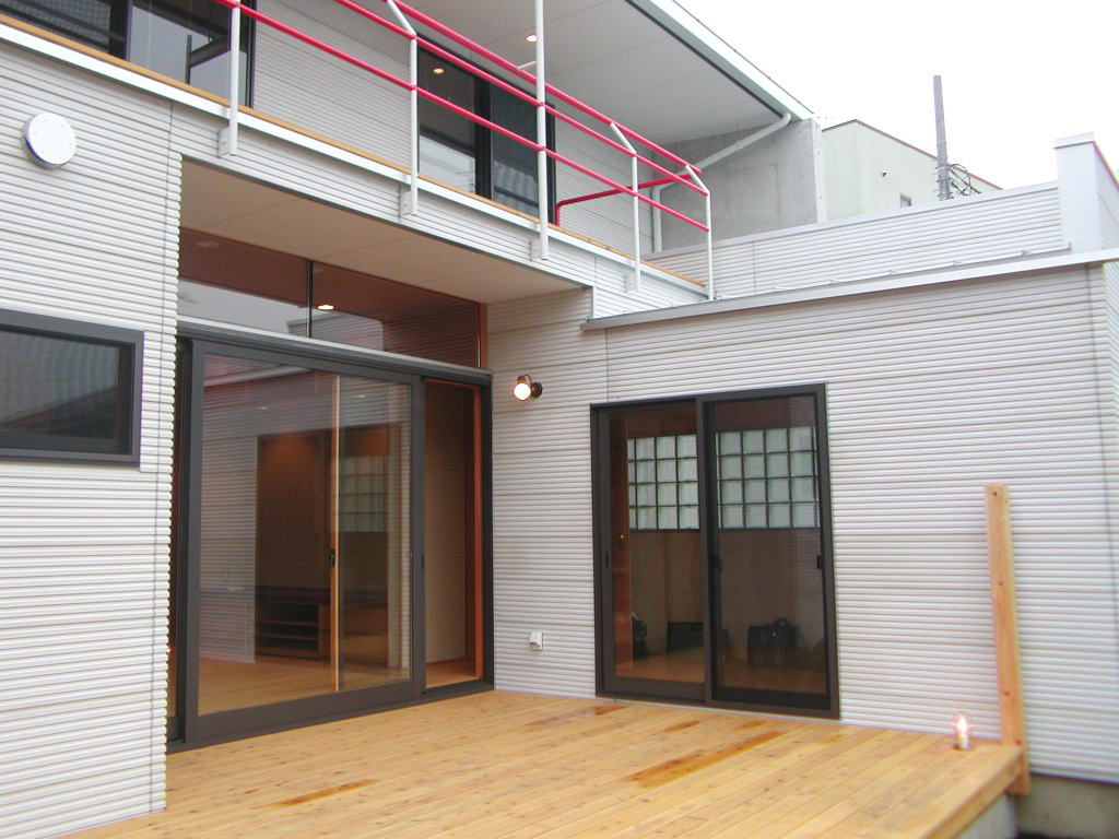 陽の光が気持ちよい1階テラスと2階バルコニー