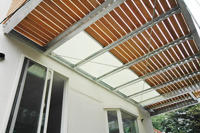 2階ウッドバルコニーを見上げる