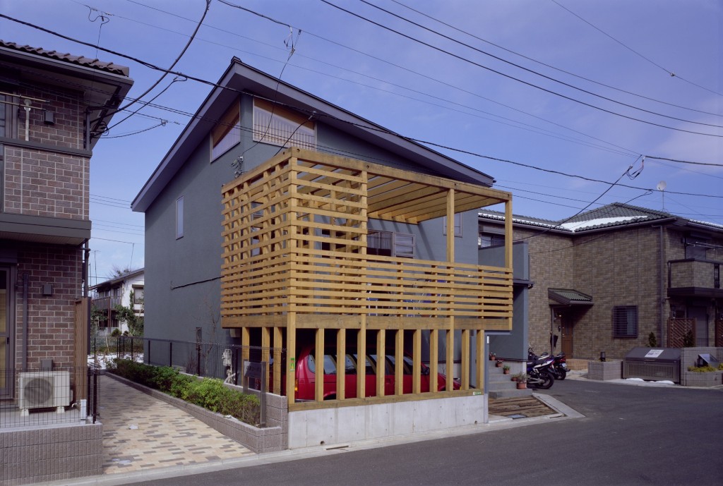 建物は2階建ての高さでもスキップフロアで3層構造のような内部