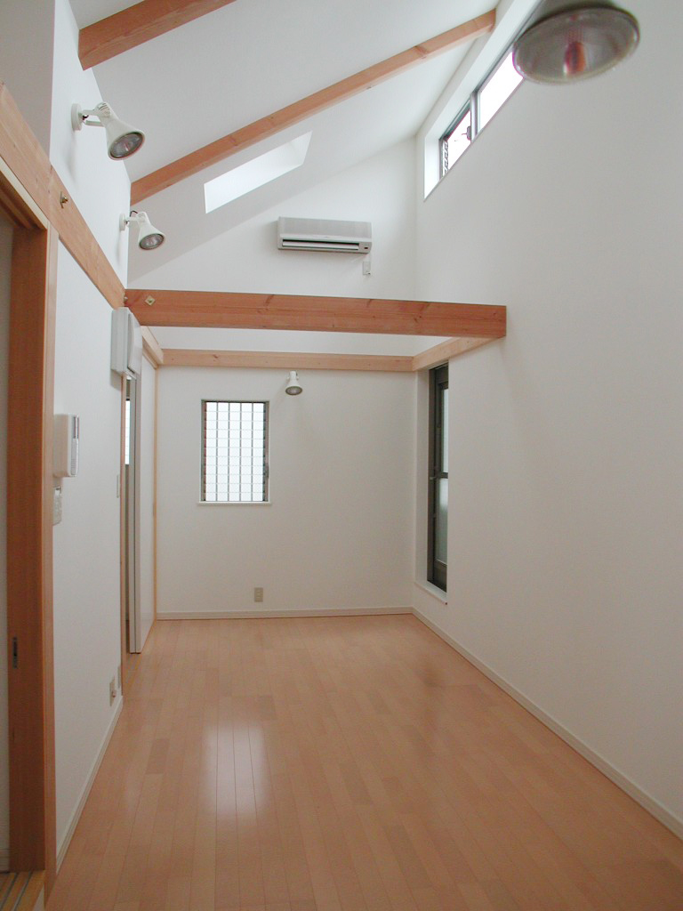 勾配天井のトップライトにハイサイドライトで明るい室内