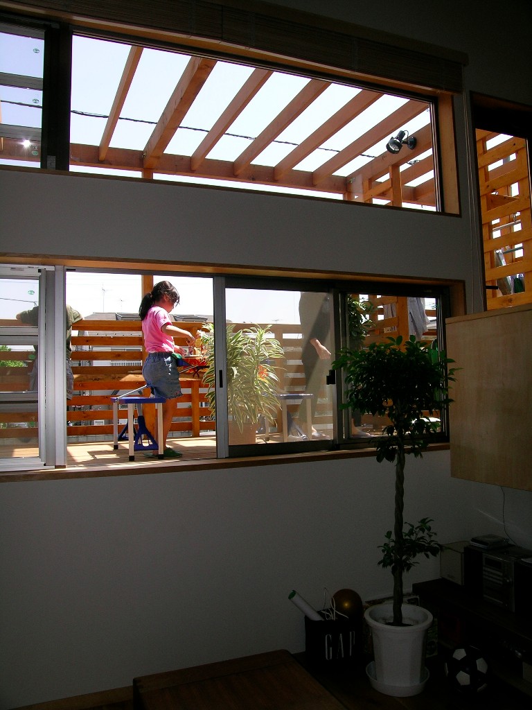 天気の良い日はバルコニーで子ども達と楽しい食事