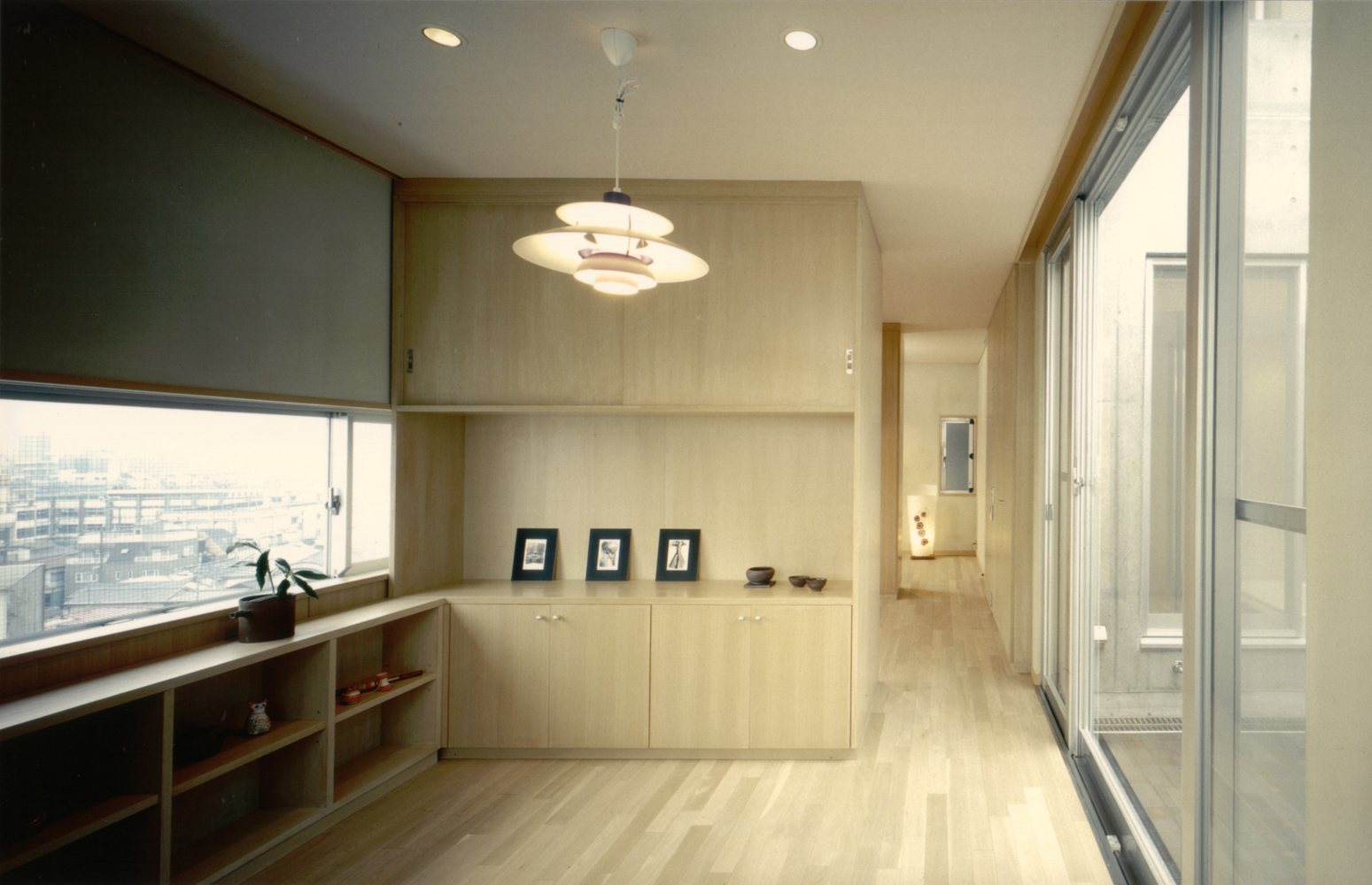 無垢フローリングや木の建具が優しい雰囲気のリビング