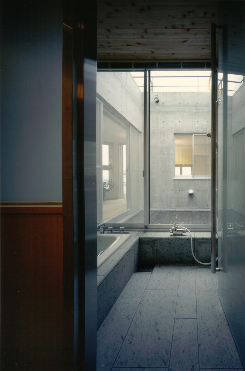 グレーで落ち着いた雰囲気のバスルーム