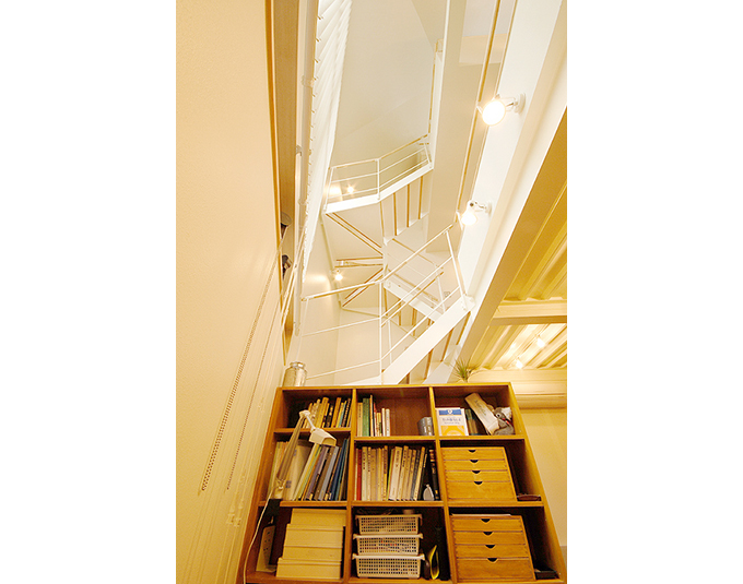 吹き抜けに通る階段を見上げる
