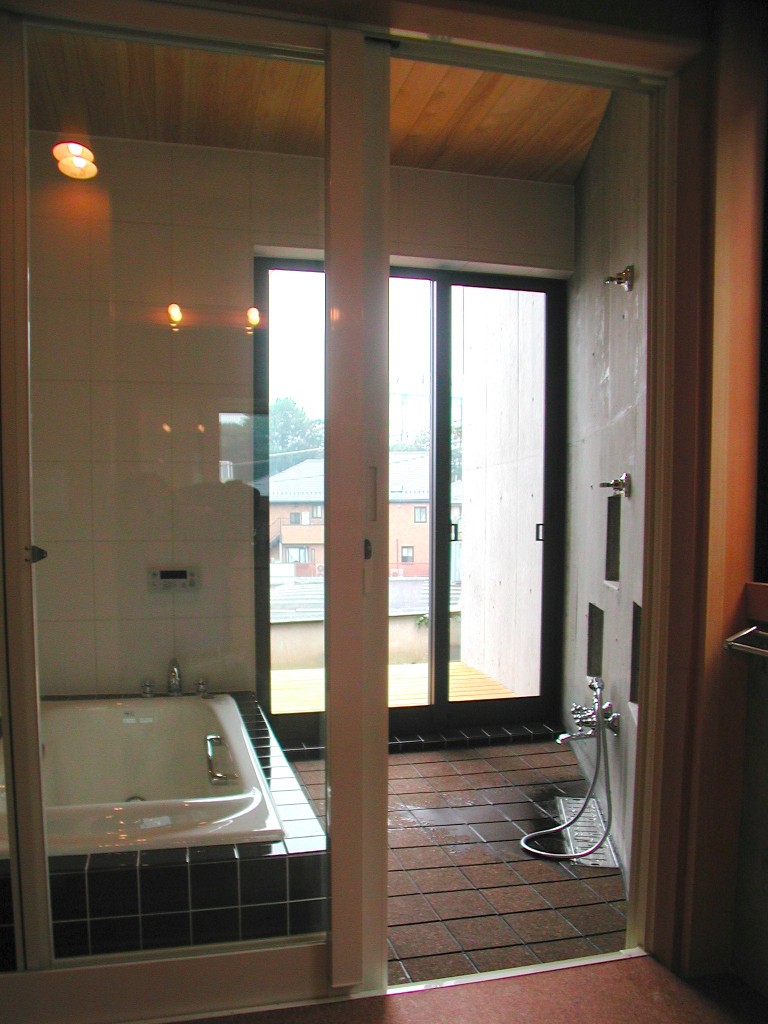 一部コンクリートの壁面を取り入れたバスルーム