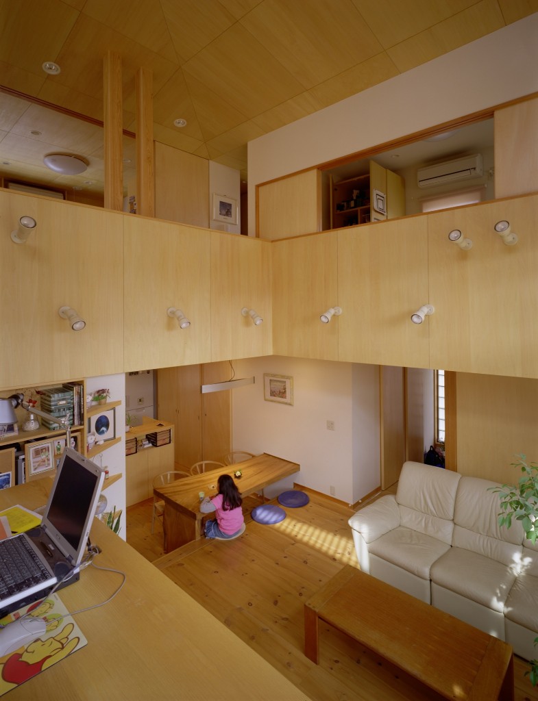 リビングやプレイコーナーからは吹き抜けを通じて2階の部屋と繋がれる