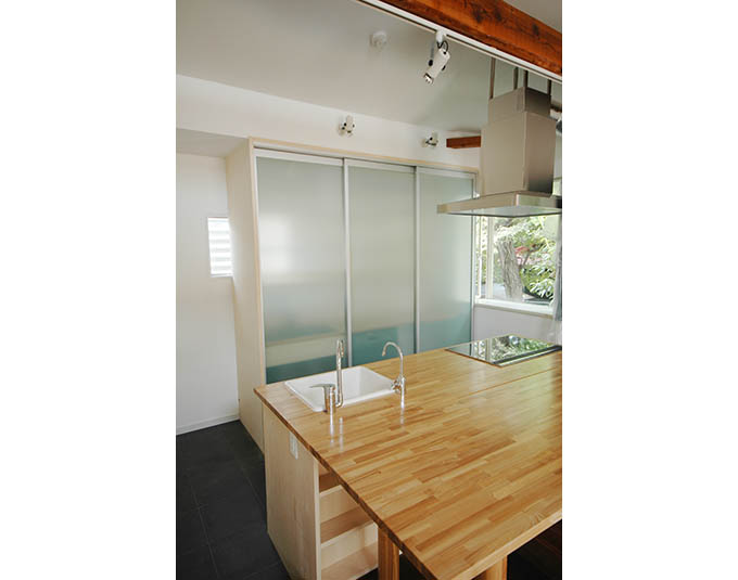 木目調の大きなカウンターキッチン