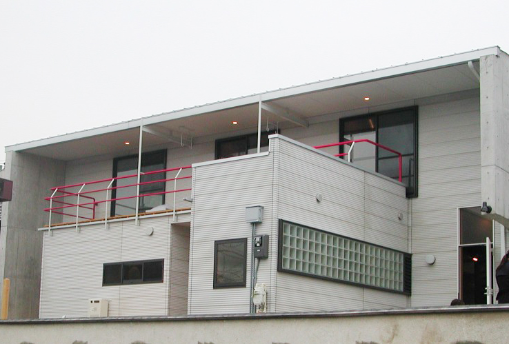 建物前面とはまた違った表情の裏側