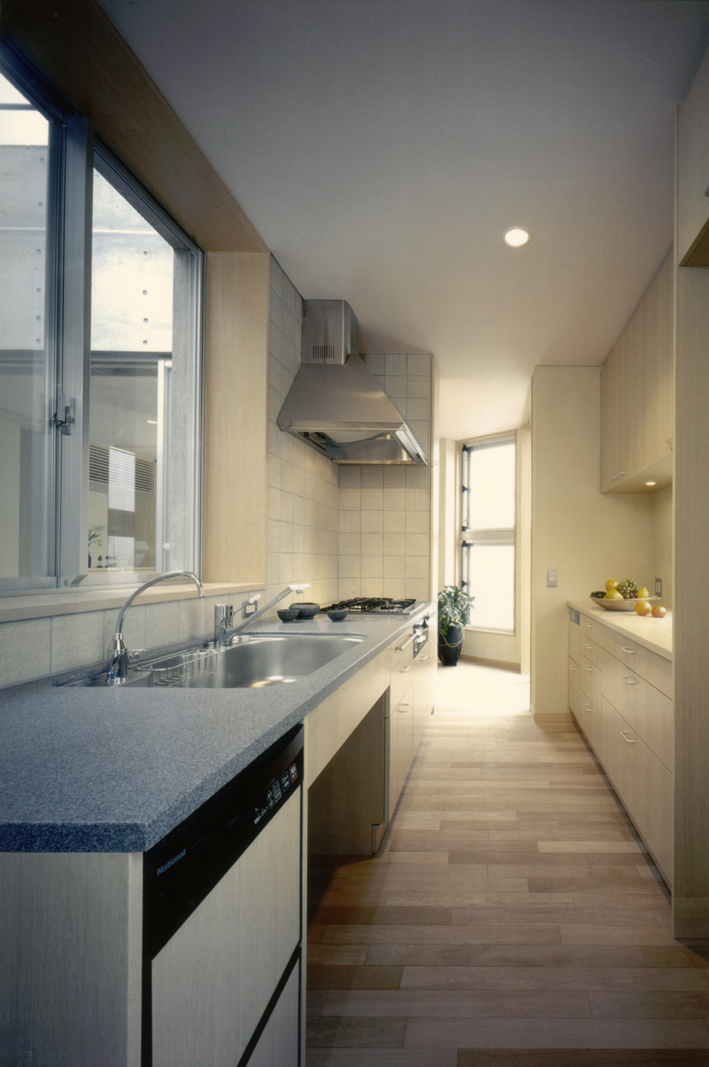 ベージュを基調にしたすっきり爽やかなキッチン