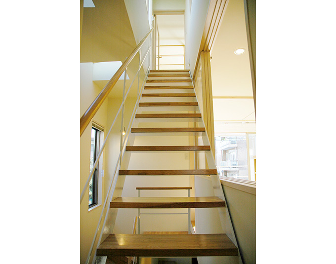 踏み板だけの光を通す階段