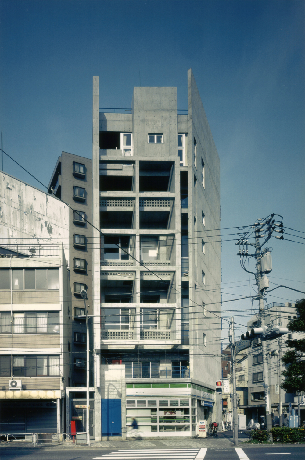 大きな通りの交差点に建つ賃貸併用マンション