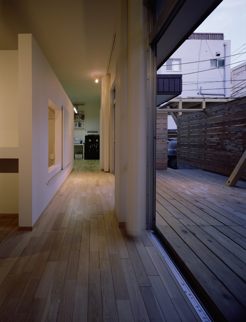 窓を開けると半屋外のようなバルコニーと室内