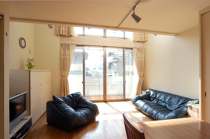 窓からの光と吹抜で明るいリビング