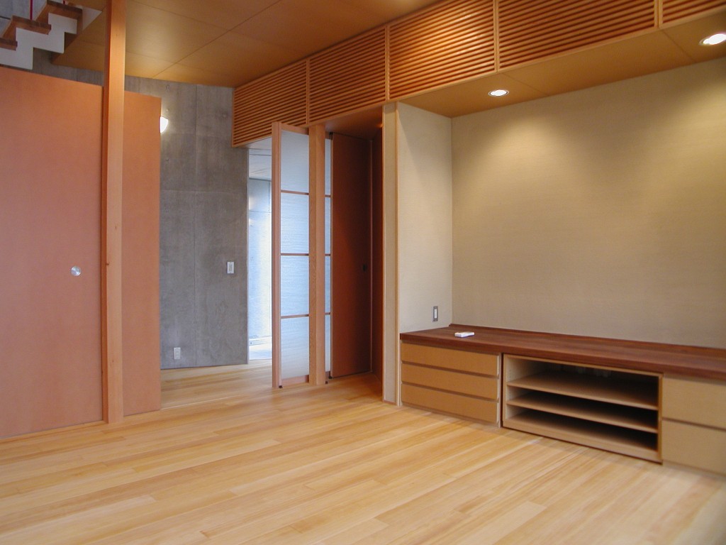 自然な風合いの床壁天井が優しい雰囲気のリビング