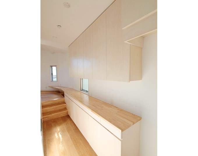 壁一面が収納棚の使いやすいキッチン