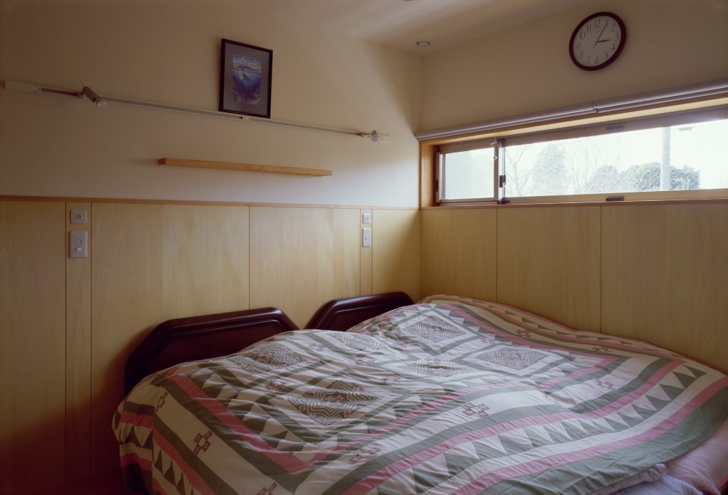 寝室は日中小さなハイサイドライトで優しい明るさ