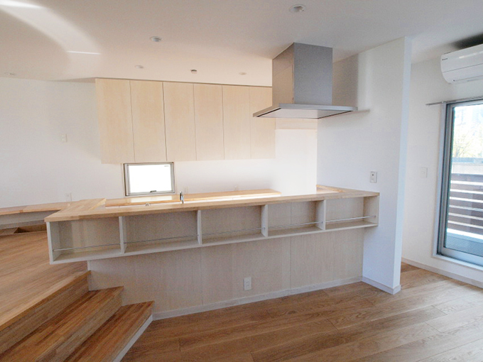 スキップの段差部分に設置されたカウンターキッチン