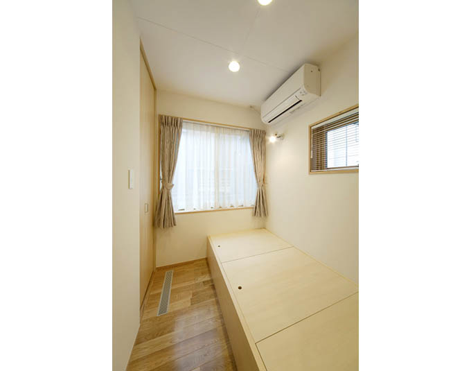 十分な開口部と落ち着ける天井高の寝室