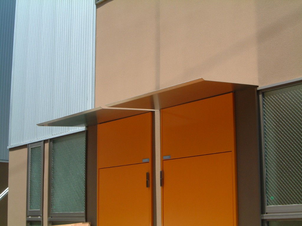 シンプルなデザインの玄関の庇