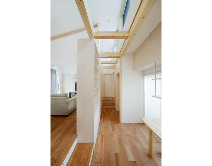 収納棚が空間を分割する室内