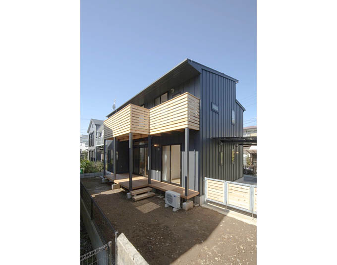 ガルバリウム鋼板と木の温もりが共存する外観