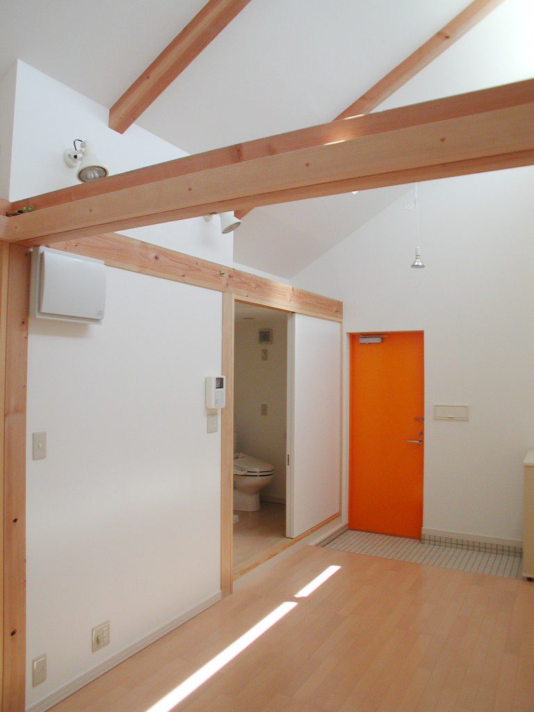 広くないワンルームも勾配天井で開放的に