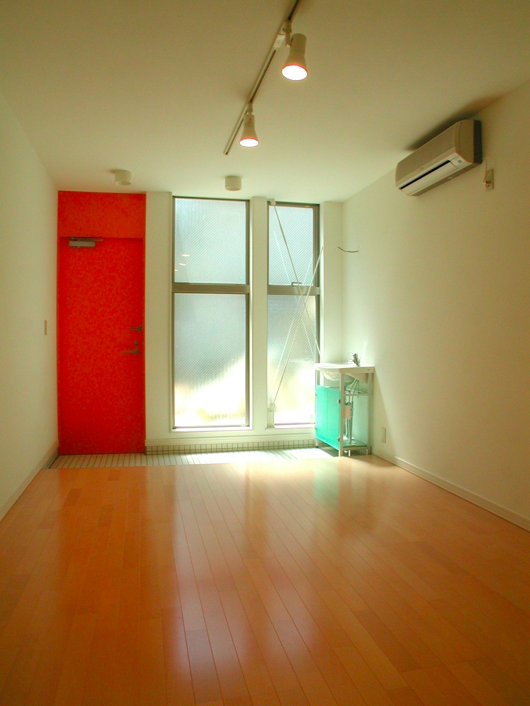 室内に入ると玄関の土間に小さな洗面台が便利