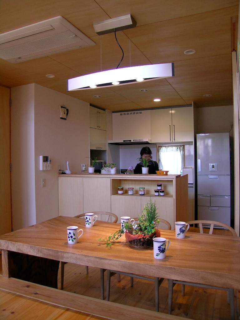 スキップフロアの段差を利用したダイニングテーブル