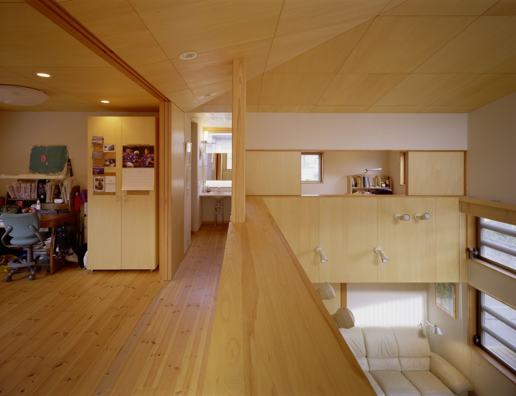 パインの無垢フローリングや天井のシナベニヤがシンプルでナチュラルな室内